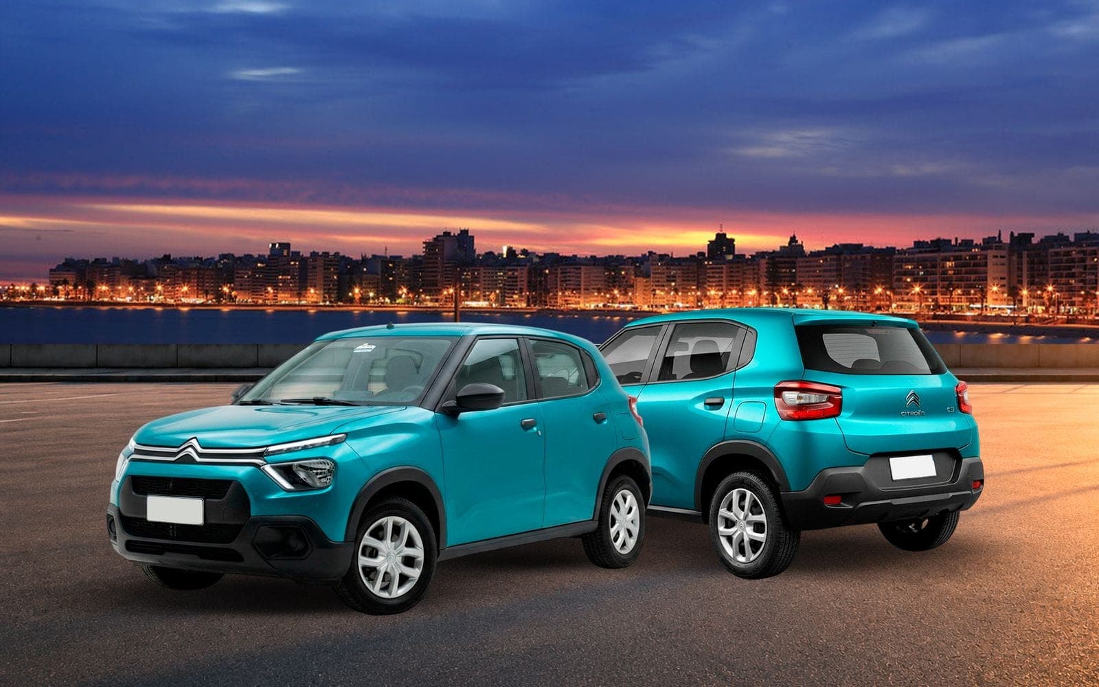 Citroën C3 turquesa, de frente y de atrás, con la costa de Montevideo iluminada al anochecer detrás