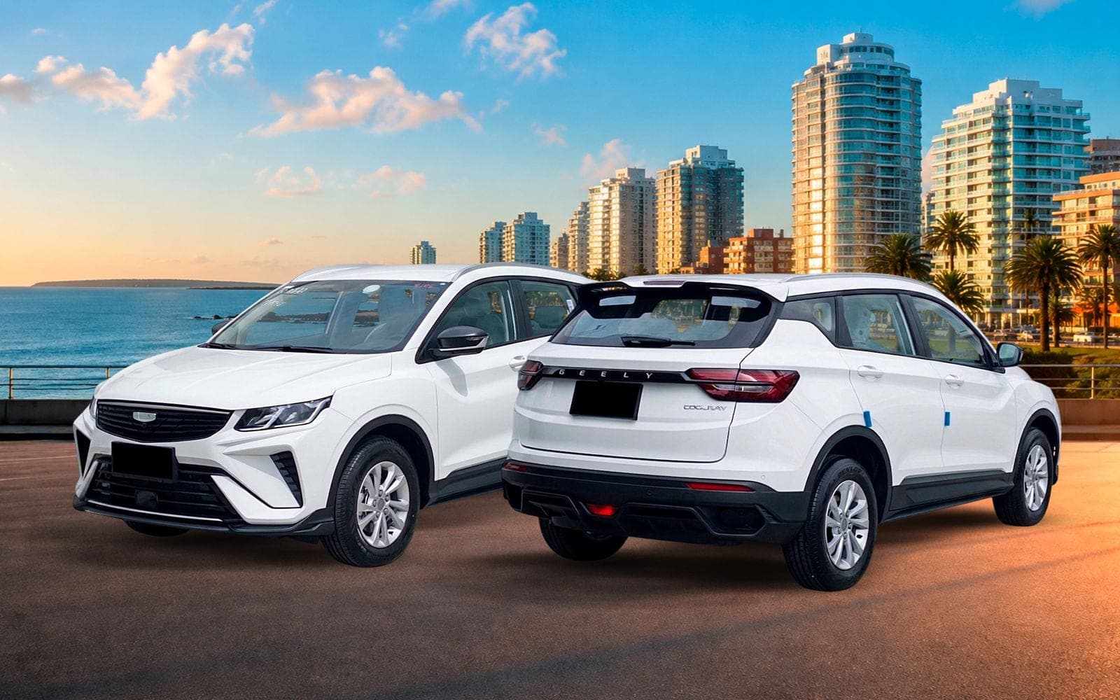 Geely Coolray blanco, de frente y de atrás, con la playa y los edificios de la costa de Montevideo detrás