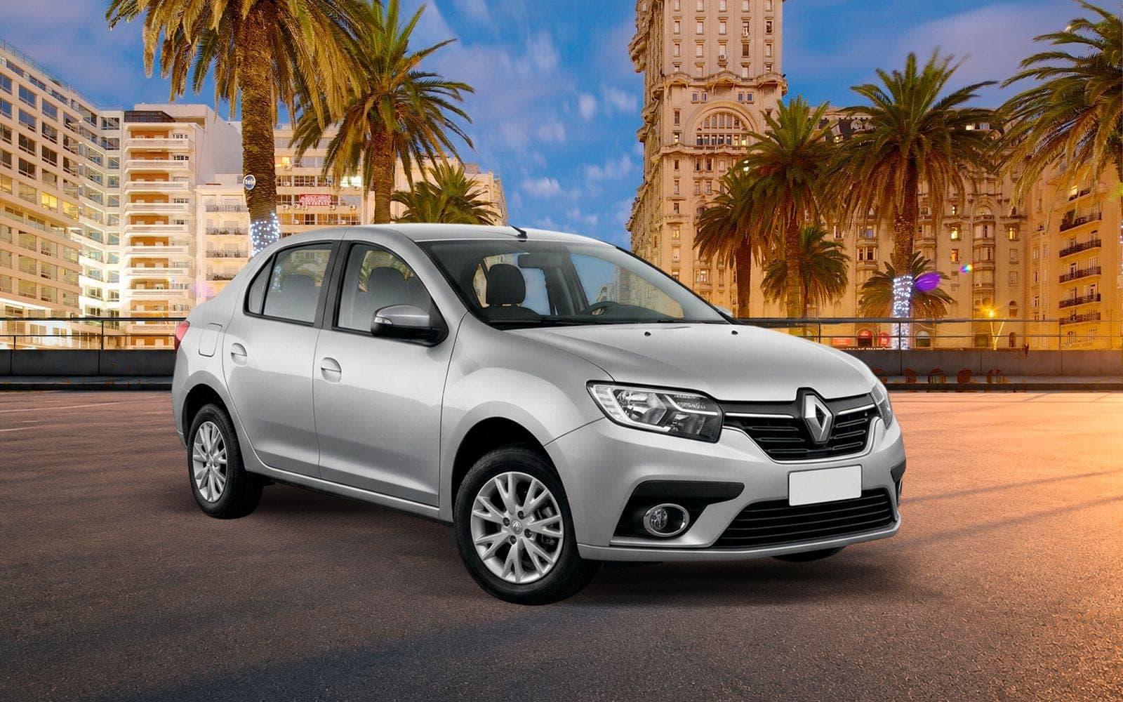 Renault Logan plateado de frente y tres cuartos, con el Palacio Salvo y las palmeras de la Plaza Independencia detrás
