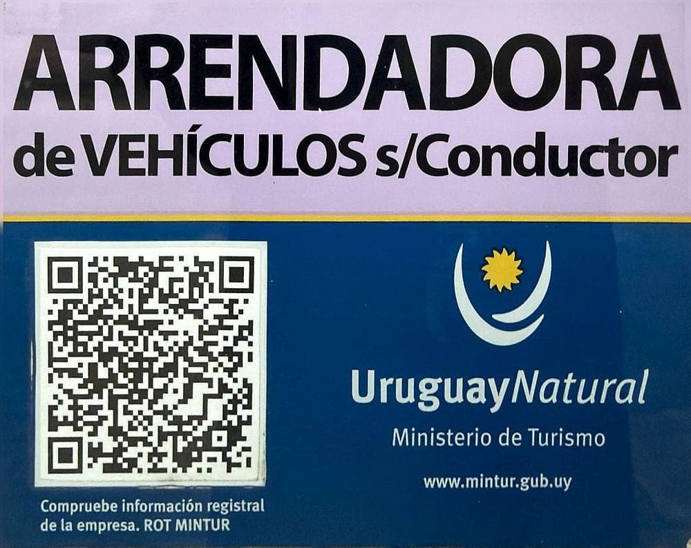 Placa oficial que acredita a la empresa como arrendadora de vehículos sin conductor, con el logotipo del Ministerio de Turismo del Uruguay y un código QR para comprobar la información registral